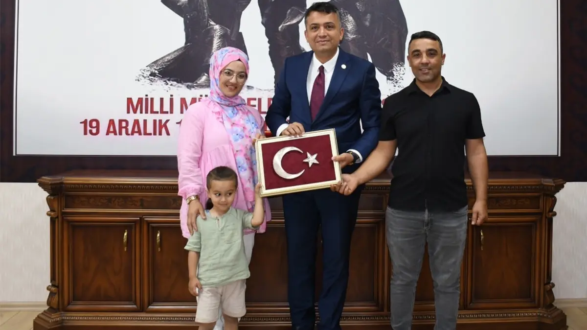 Araçlarından inip Türk bayrağını yerden aldılar! Gözleri dolduran sürücüler makamda ağırlandı