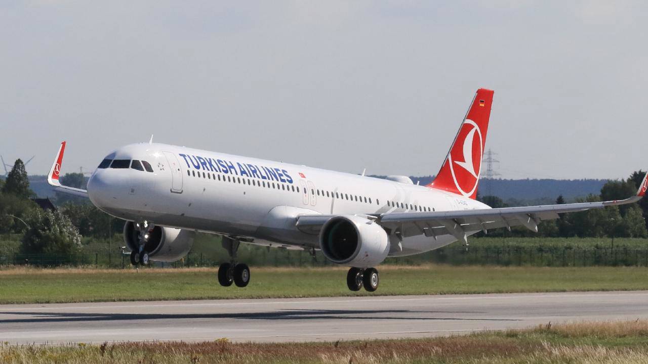 THY uçağının kanadı radar anten direğine çarptı