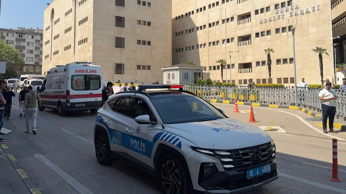 Adliye önünde gergin anlar! Duruşma tarafları birbirine girdi, polisler yaralandı