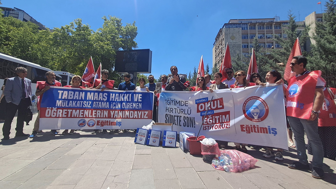 Bakan’a tebeşirli protesto