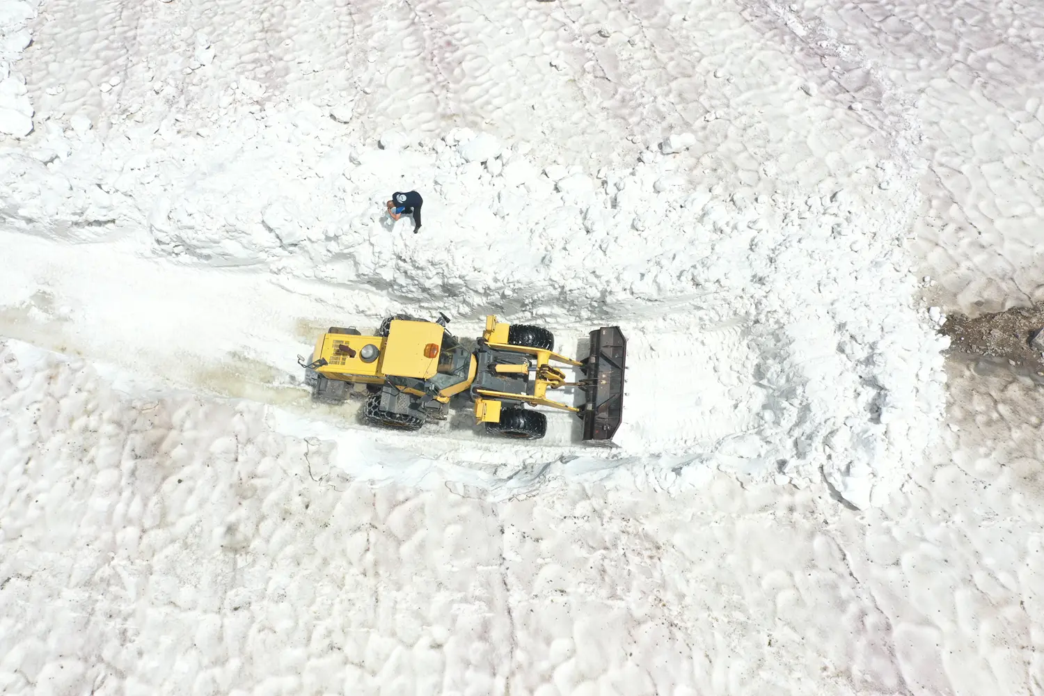 Kars'ta temmuz ortasında kar esareti: Araç boyunu aşan karları iki günde açtılar
