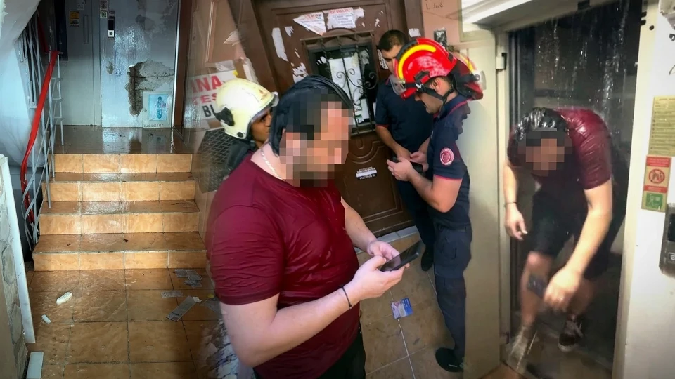 Kentsel dönüşüm kabusu! Boş binada sel sularının ortasında asansörde sıkıştı