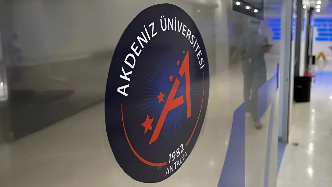 Akdeniz Üniversitesi'nde görevli akademisyen hakkında yakalama kararı: Doktorları dolandırdı!
