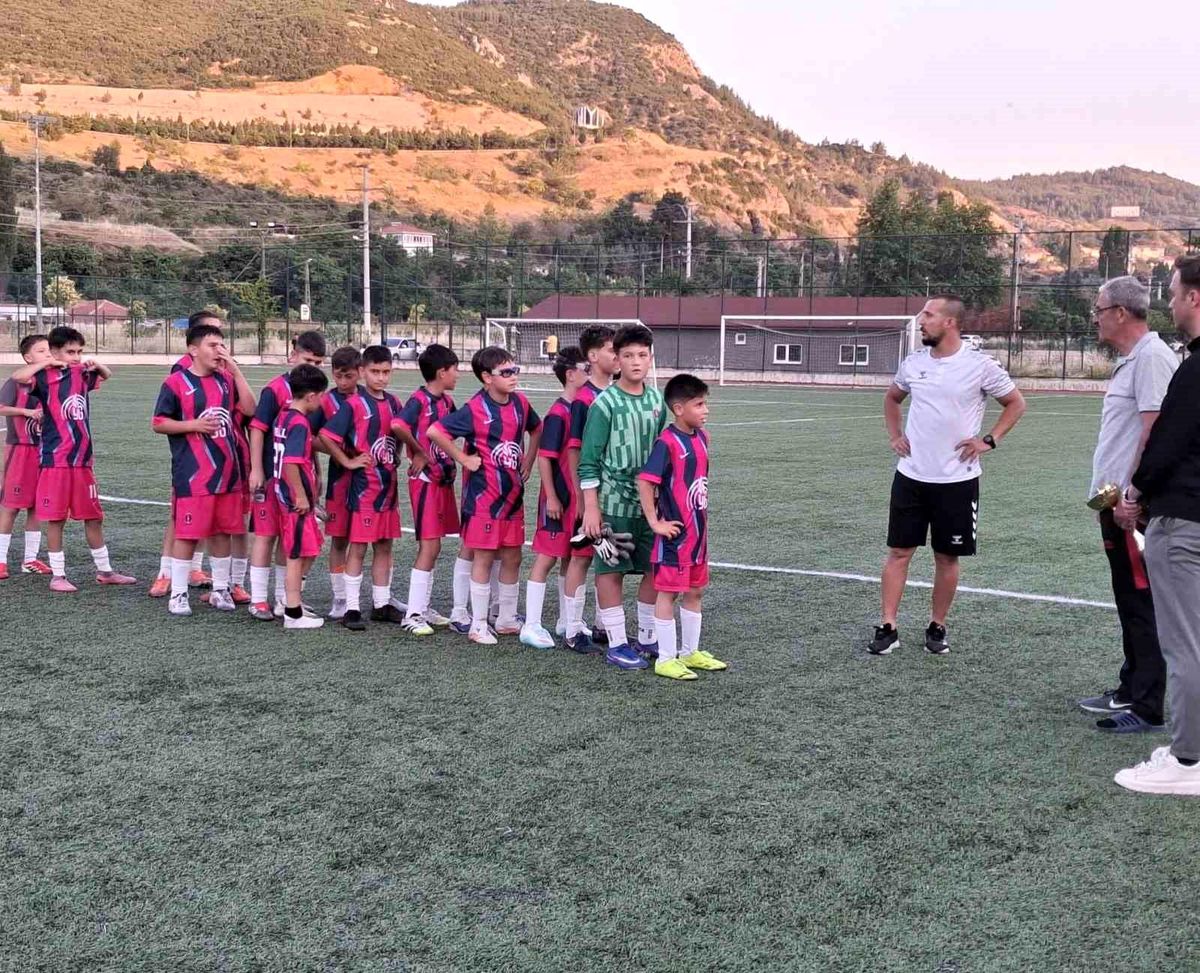 Bilecik U12 Gençler Ligi'nin şampiyonu 4 Eylülspor oldu