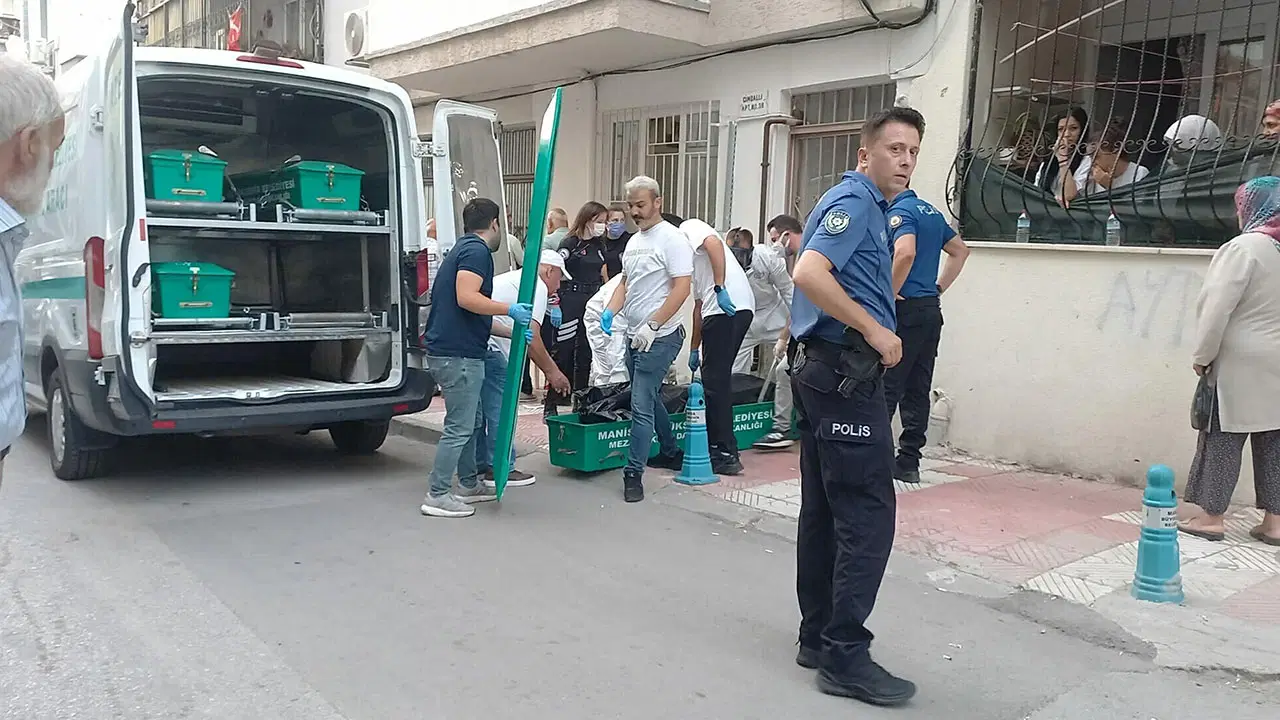 Manisa'da korkunç olay: Kardeşini 'uyuyor' sanmış, 2 gün cesediyle kalmış!