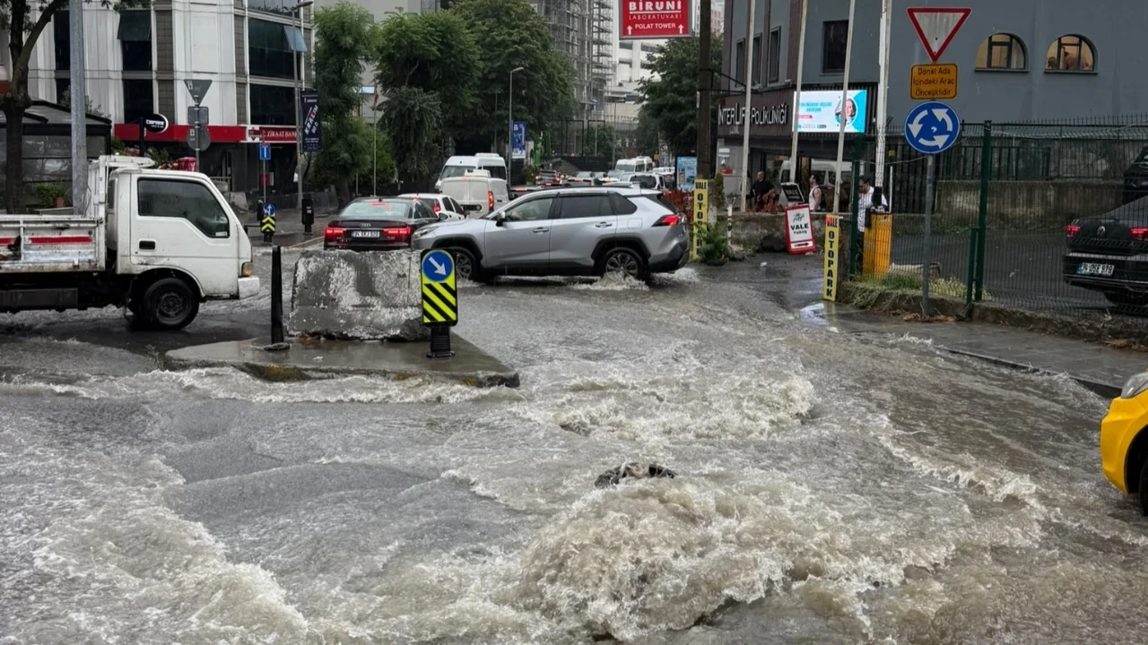 İstanbul’da sağanak kabusu: Megakentte yollar göle döndü