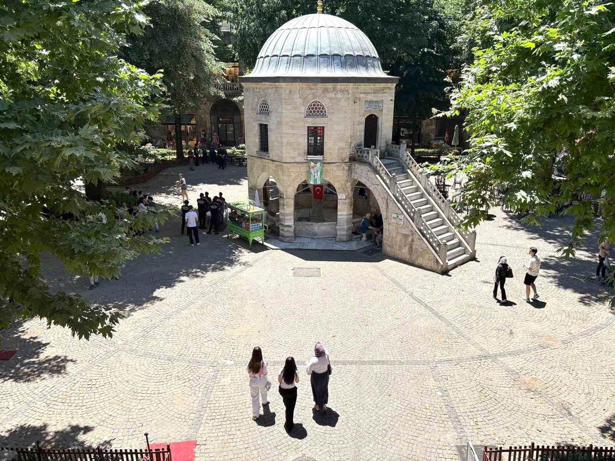 Kozahan'da masa ve sandalyeler yeniden toplatıldı