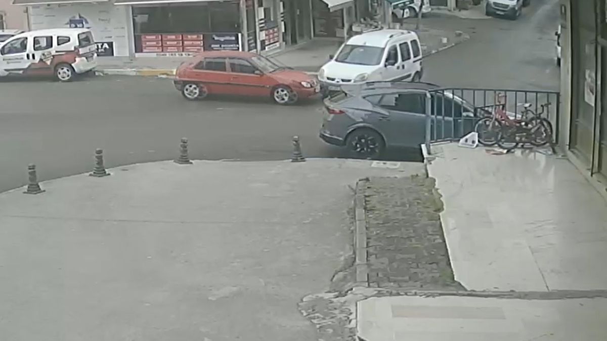 Pendik'te hafif ticari araca çarpan otomobil kamerada