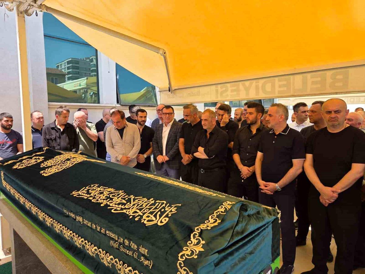 Fabrikada elektrik faciasında ölen işçi, mesai arkadaşlarının omzunda son yolculuğuna uğurlandı