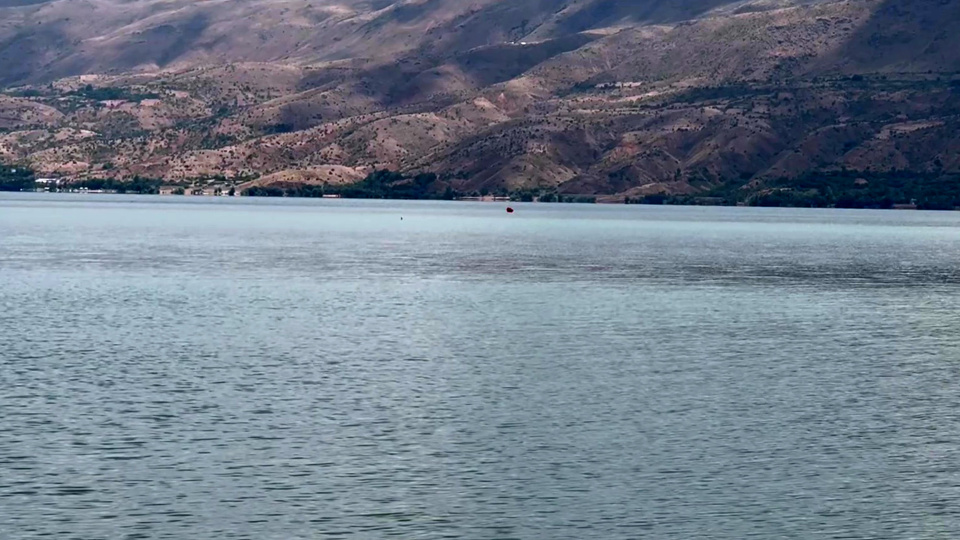 Elazığ'ın Hazar Gölü'nde su alan kayıktaki 8 kişi tahliye edildi