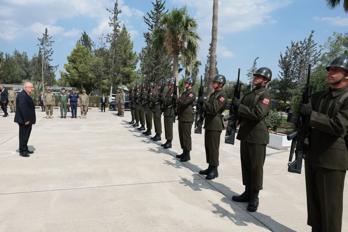 Bakan Güler, KKTC'de 14'üncü Zırhlı Tugay Komutanlığı'nda incelemede bulundu