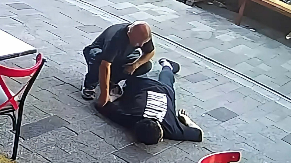 Fethiye'de yaşandı! Fenalaşıp yere yığılan gencin cebindeki parayı çaldı! O anlar kamerada