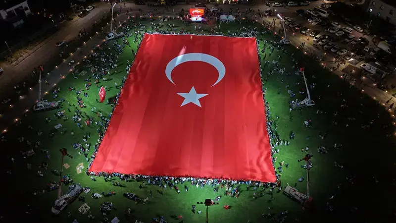 Kayseri'de 15 Temmuz etkinliklerinde dev Türk bayrağı açıldı