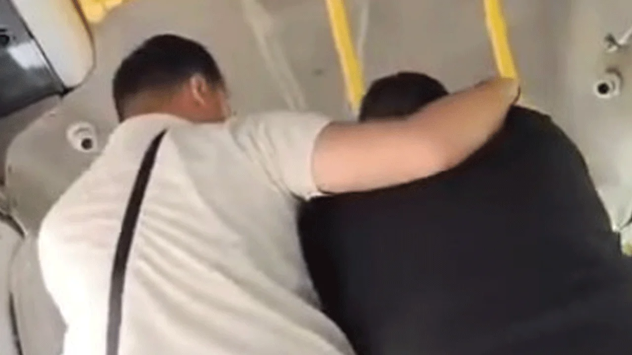 Minibüs az daha boks ringine dönüyordu: 5 TL'lik kavga!