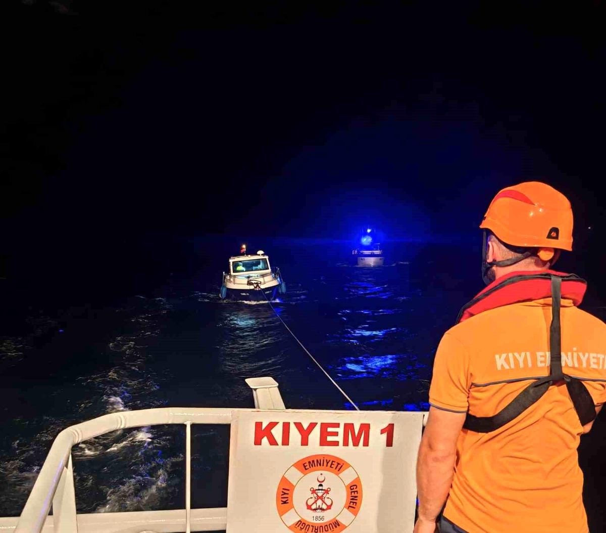 Çanakkale Boğazı'nda sürüklenen tekne kurtarıldı