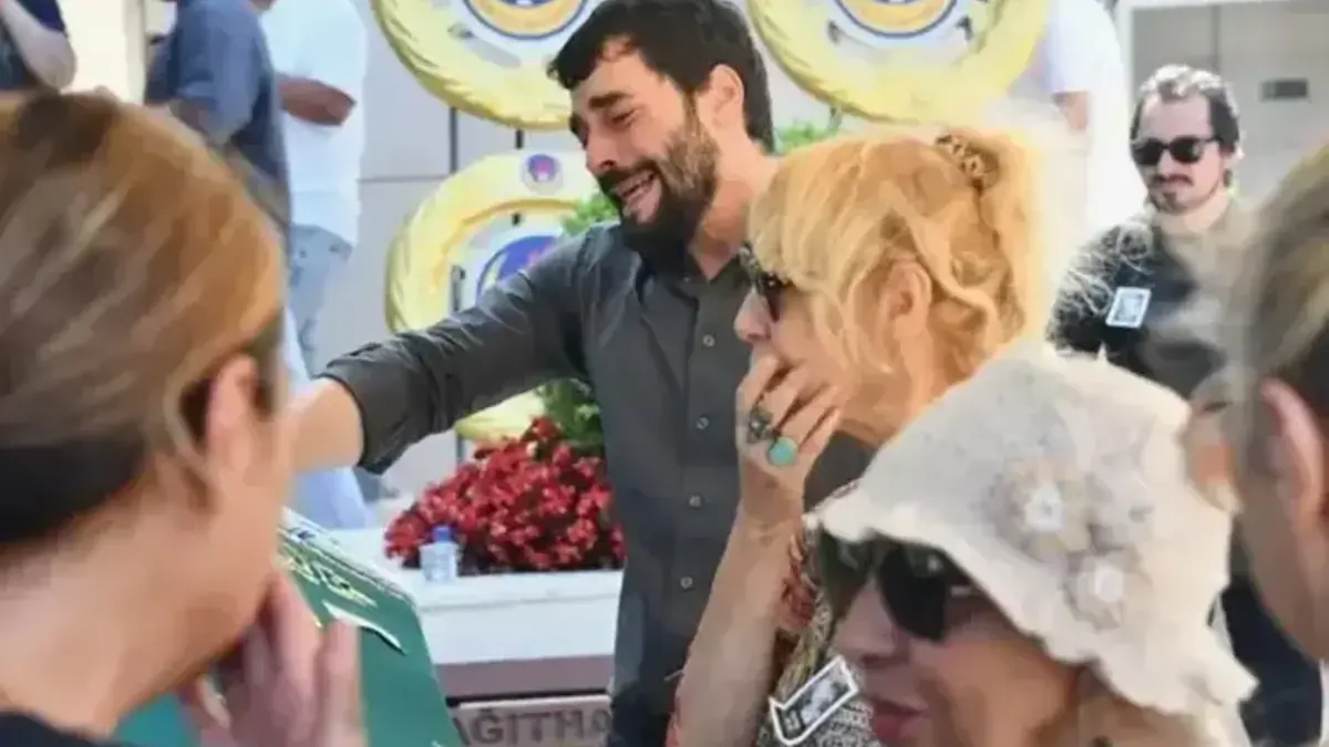 Akın Akınözü Gözyaşlarını Tutamadı! Annesinin Adını Bu Projeyle Yaşatacak