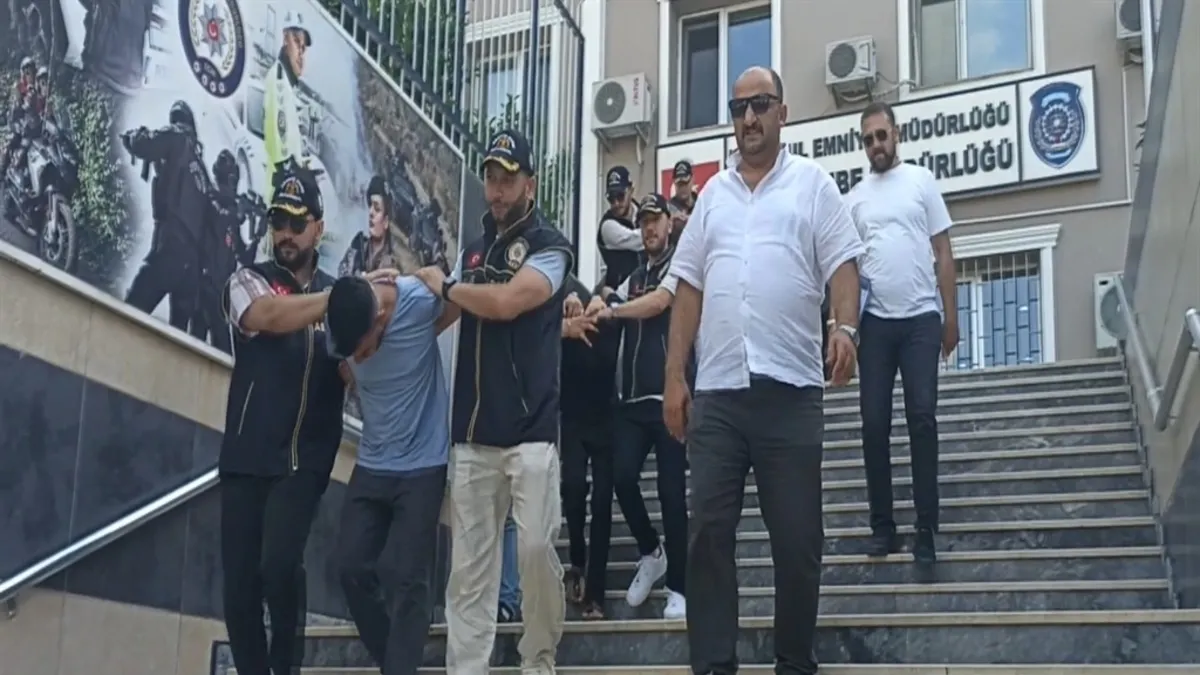Beşiktaş'ta yaşlı adamı kandırıp bin 758 Cumhuriyet altınını çalmışlardı! 5 şüpheli adliyeye sevk edildi: 2 firari aranıyor