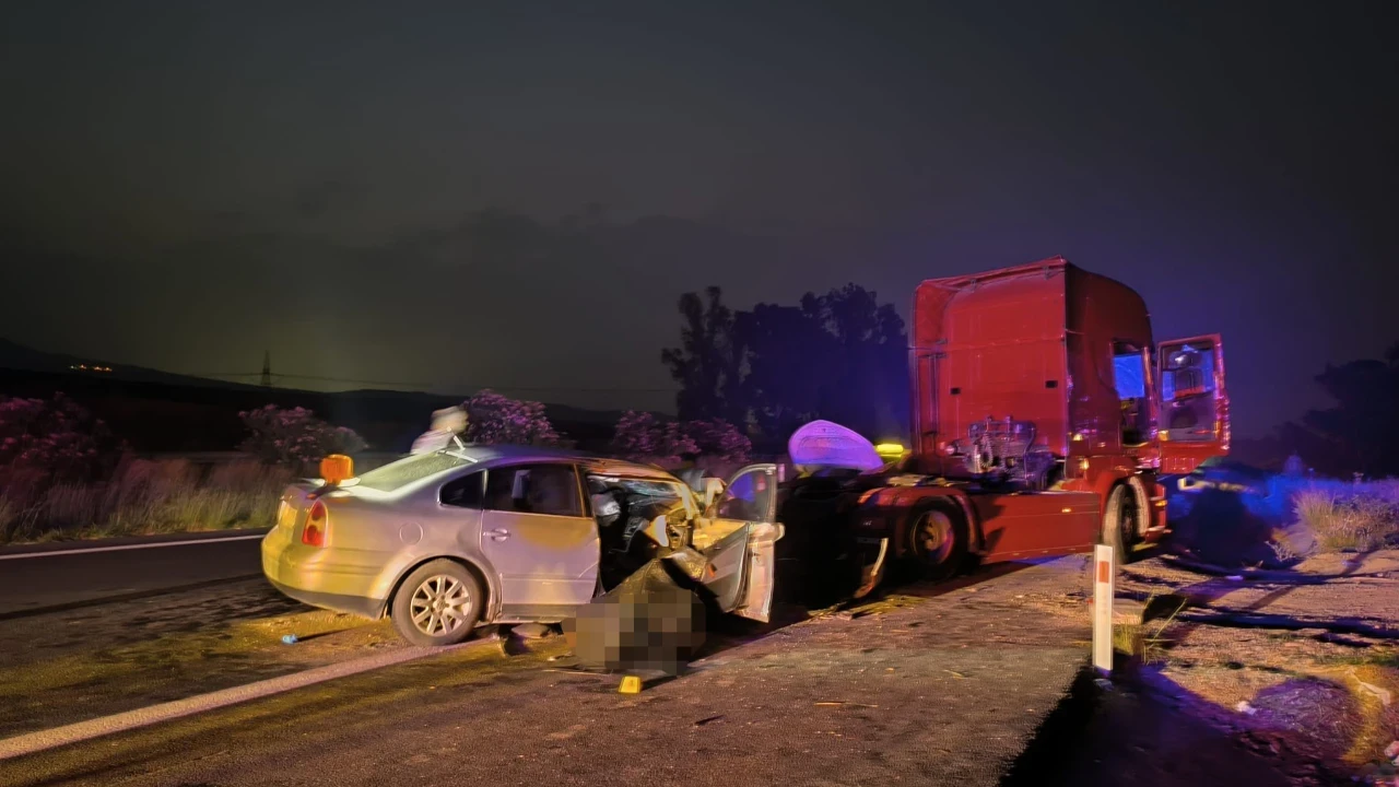Park halindeki tıra çarpan otomobilde 2 kişi hayatını kaybetti