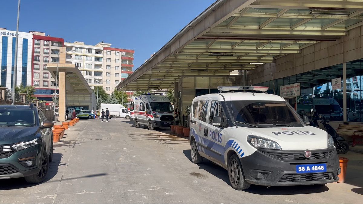 Evinin önündeki istinat duvarından düşüp, ağır yaralandı