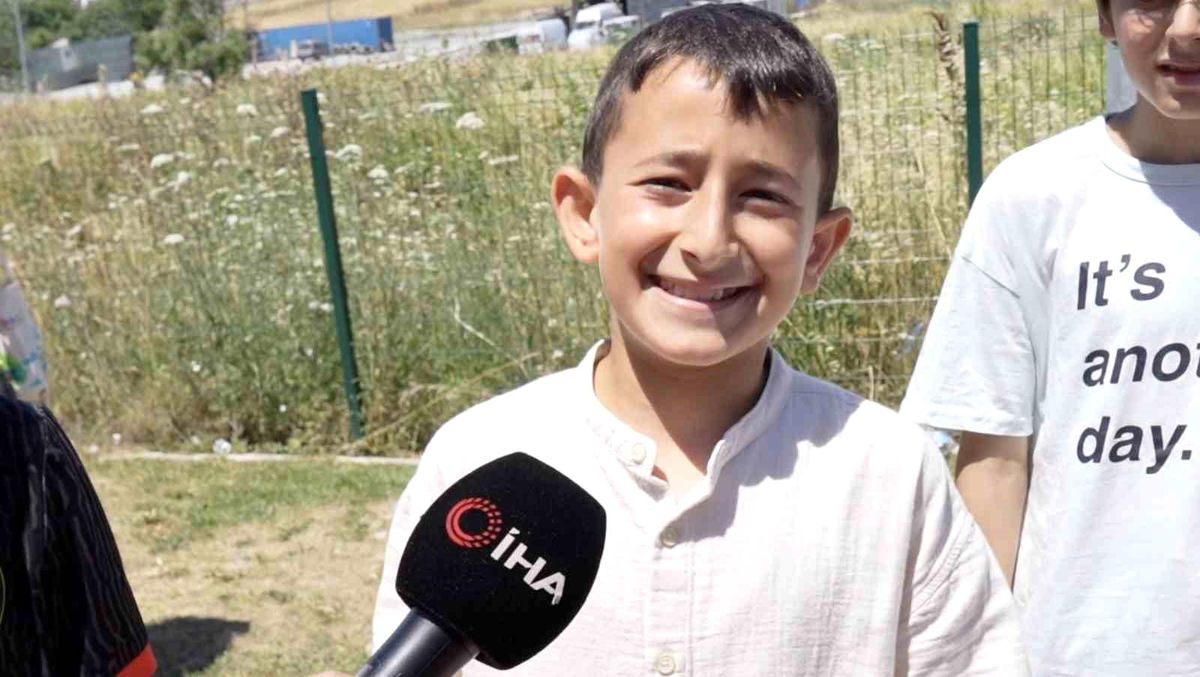 Karne heyecanı muhtarlık önünde hediyeye dönüştü