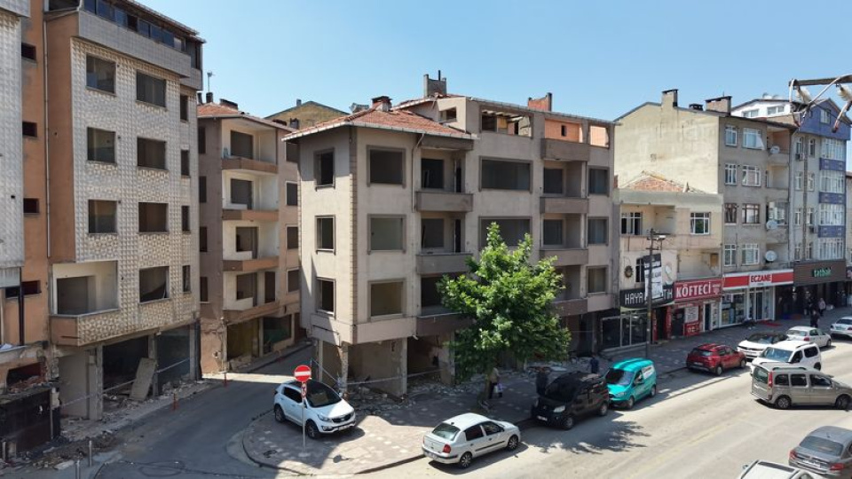 22 bina yerinde dönüştürülecek: Çöken binanın çevresindeki yapılar yıkılıyor