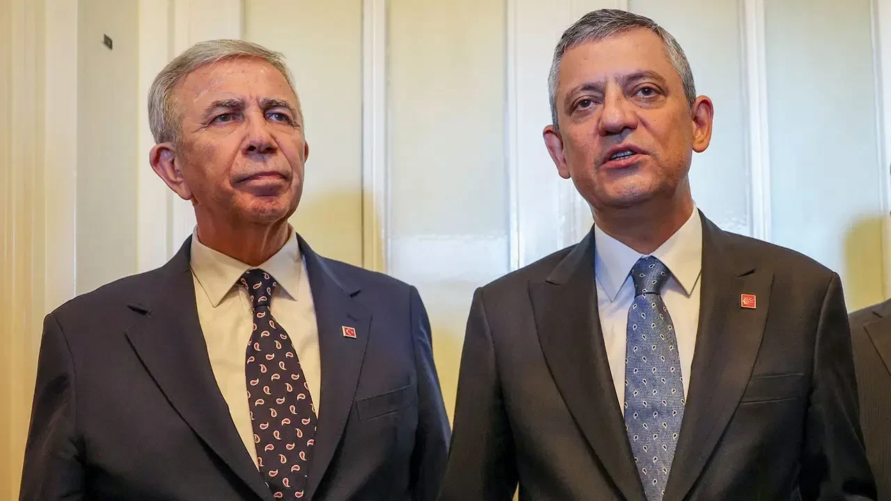 Fatih Atik o protestoyu canlı yayında anlattı! İzmir uçağında Özgür Özel ve Mansur Yavaş’a sesler yükseldi: 'Atatürk'ün partisini pavyonlara düşürdünüz!'