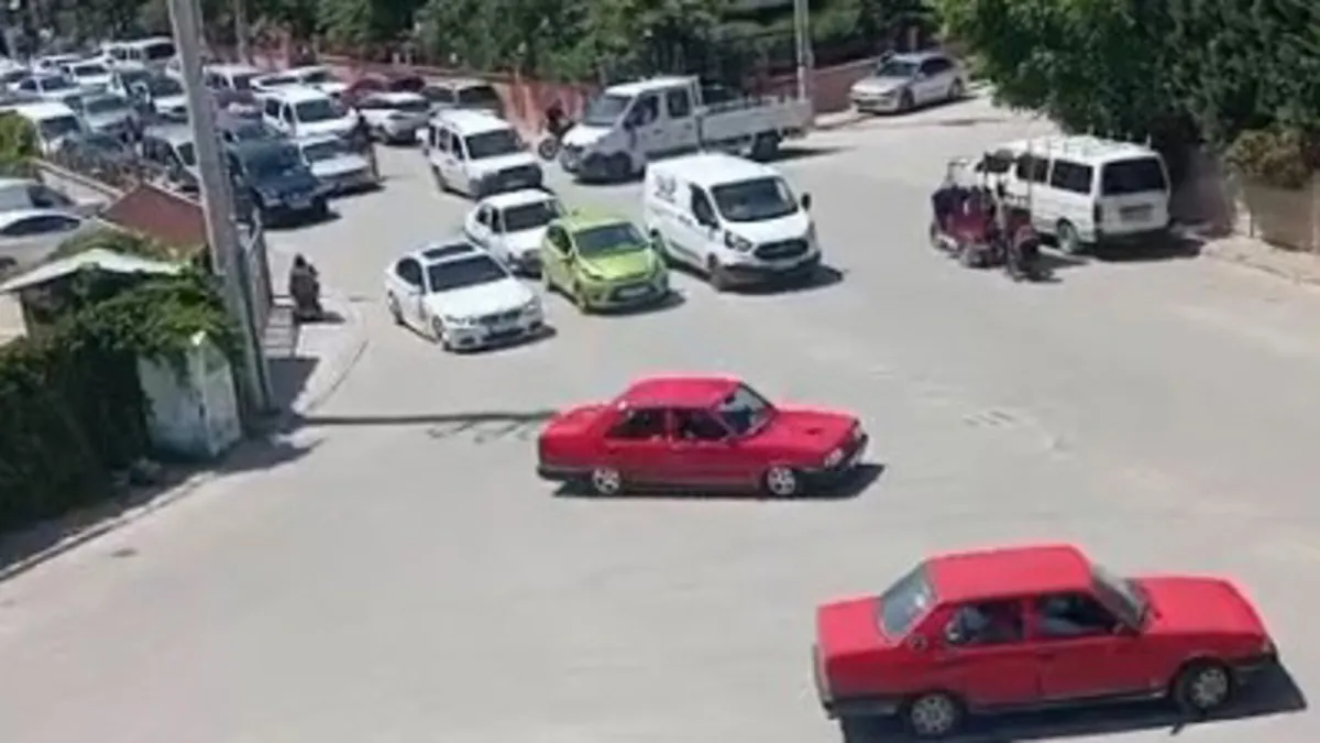 Konya'da utanmazlar pes dedirtti: Trafik magandası ambulansın geçişine izin vermeyip drift yaptı!