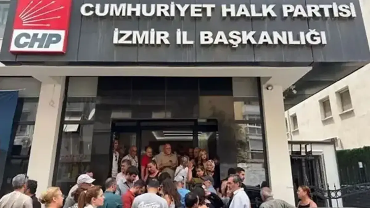 CHP İzmir İl Başkanlığı'nda gerginlik! Koridorlar bir anda karıştı