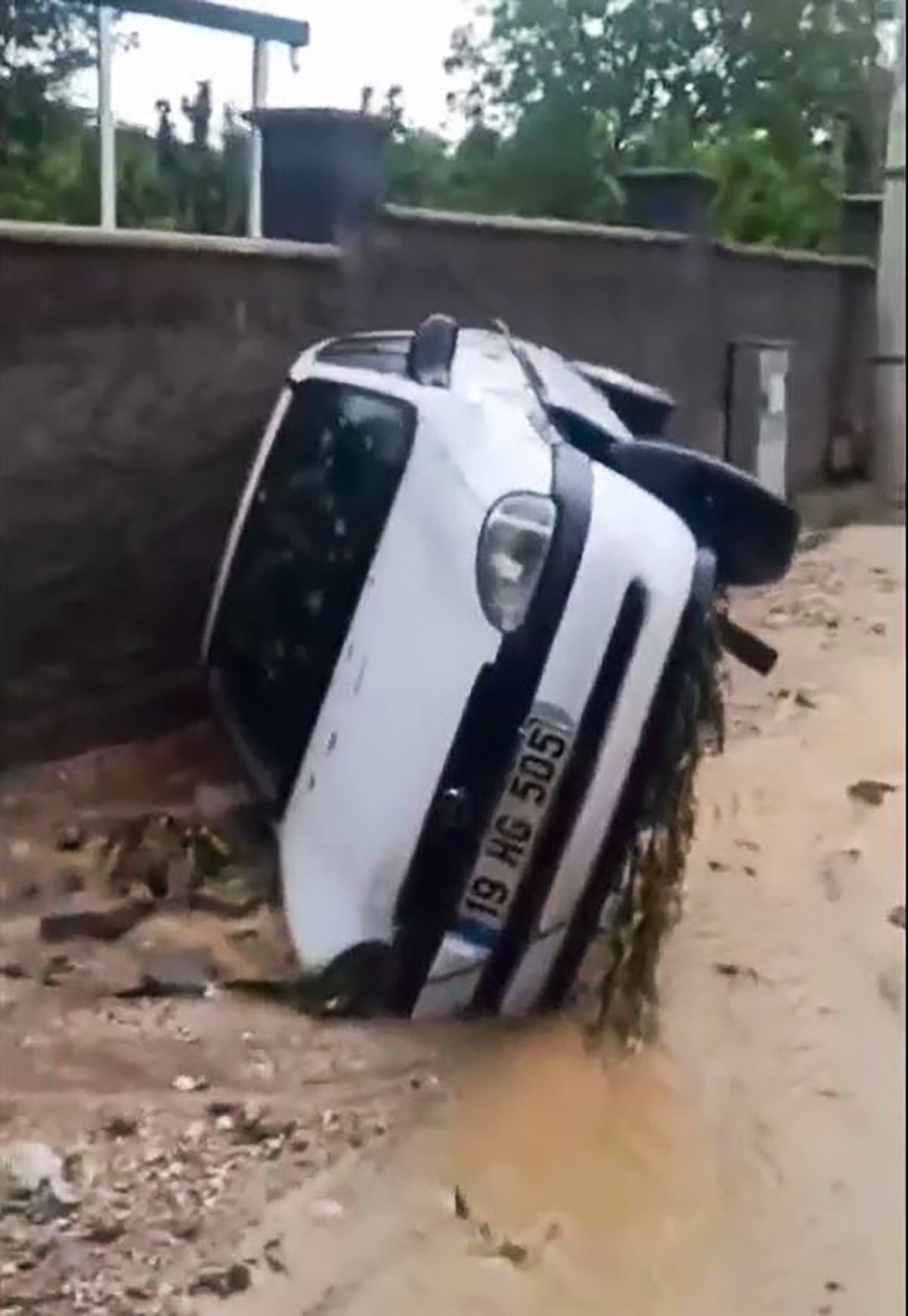 Niğde'de sağanak; 3 araç sele kapıldı