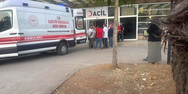 Dernek başkanı düğünde silah sıkmak isterken 2 kişiyi yaraladı