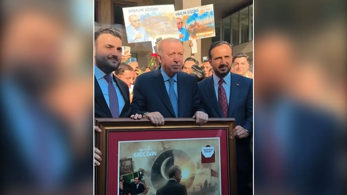Başkan Erdoğan'a Babalar Günü sürprizi! Gençlerden tablo hediyesi