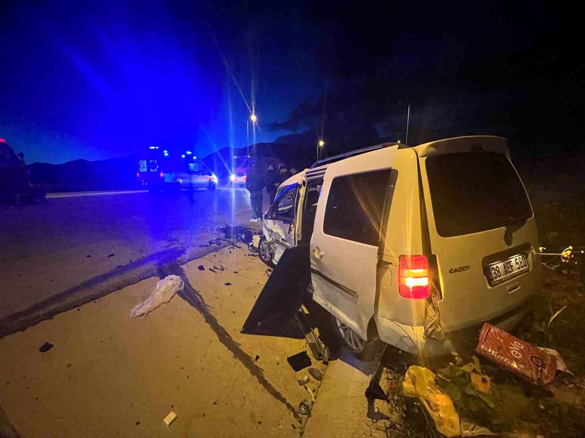 Kayseri'de otomobille hafif ticari araç çarpıştı: 1 ölü, 6 yaralı