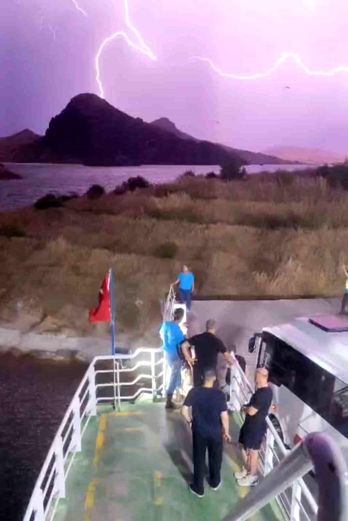 Elazığ'da fırtına etkili oldu: Feribot iskeleye yanaşamadı