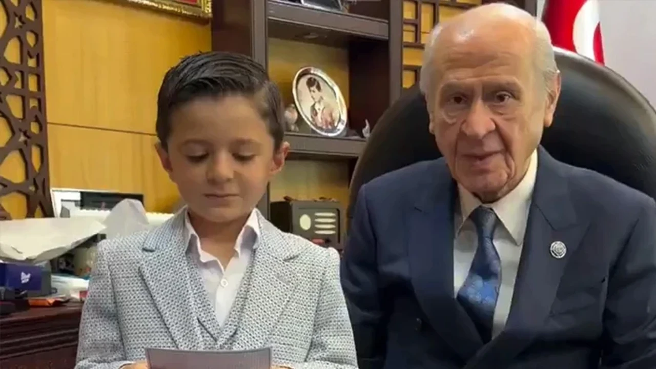 Bahçeli’den küçük şaire esprili müdahale: “Burayı değiştir, ülkücüler kaçmaz”