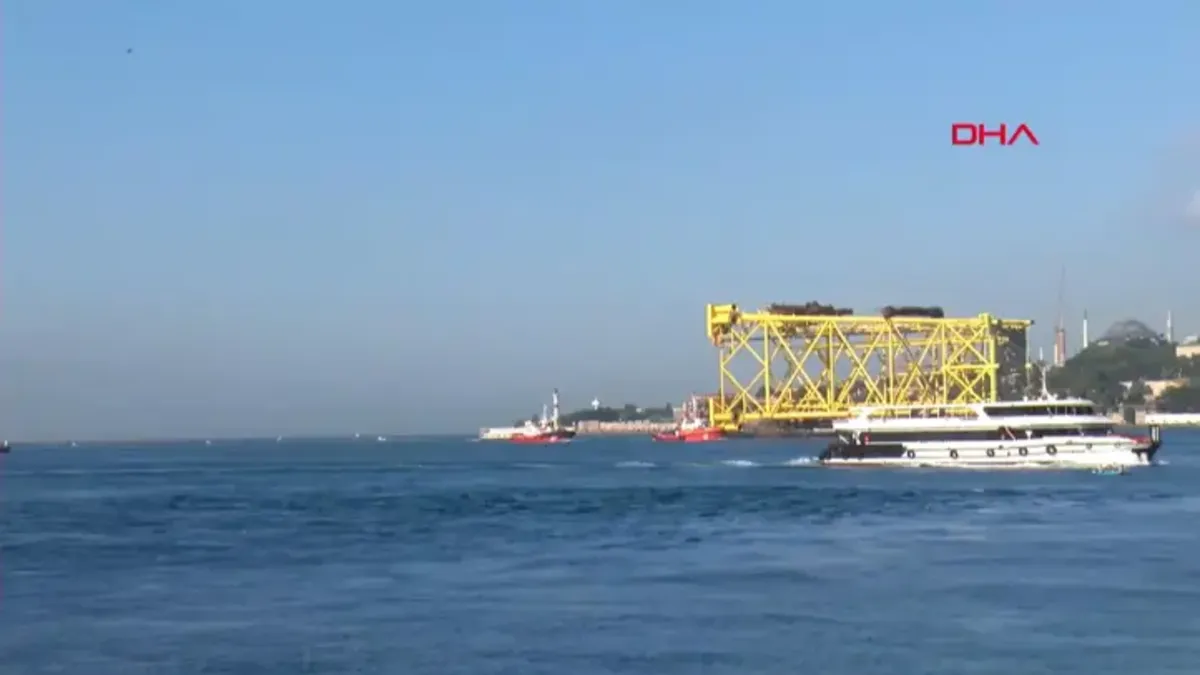 İstanbul Boğazı'ndan 350 metrelik dev sondaj platformu iskelesi geçişi
