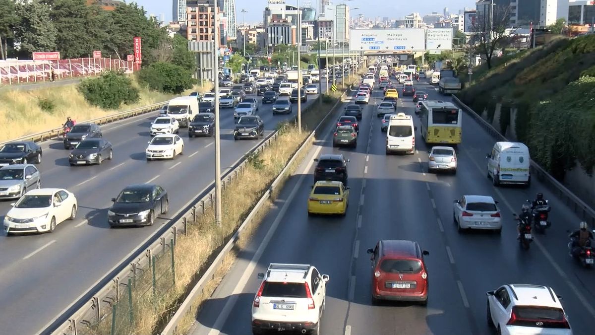 İstanbul'da haftanın ilk iş gününde trafik yoğunluğu yüzde 63 olarak ölçüldü