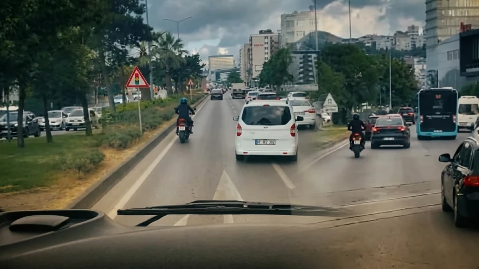 Samsun'da motosikletli sürücü itfaiye aracına yolu açtı
