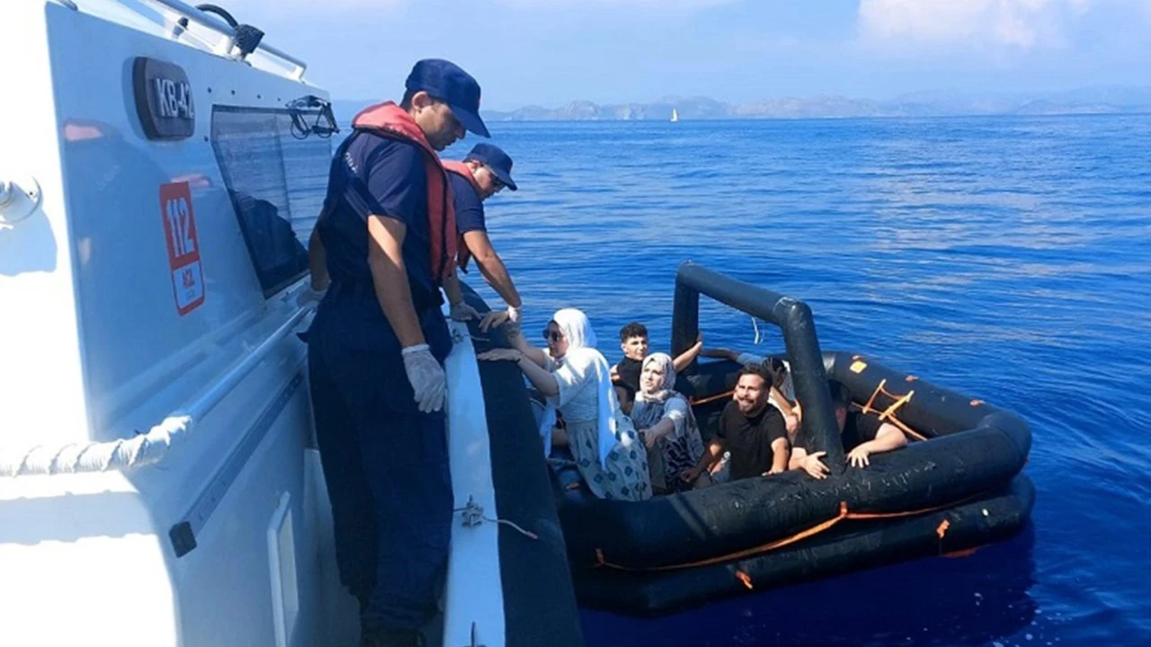 Yunan sahil güvenlik, 8 göçmeni Türk karasularına geri itti