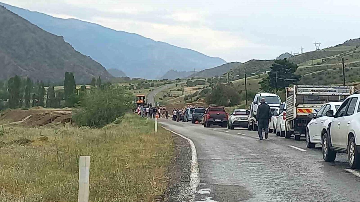 Oltu'da sağanak yağış sele neden oldu