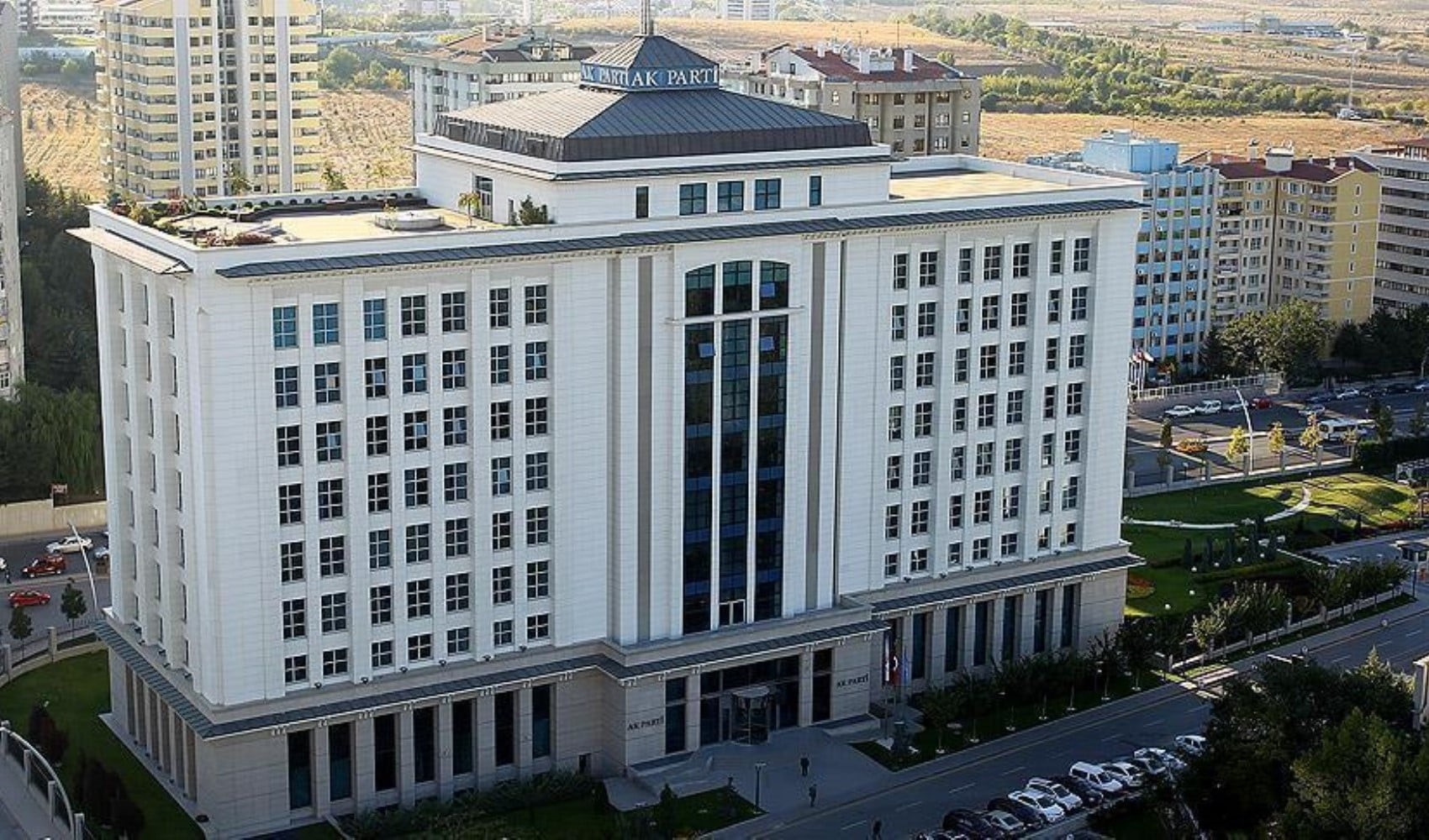 AKP kampında dikkat çeken gündem: O bakana soru yağmuru