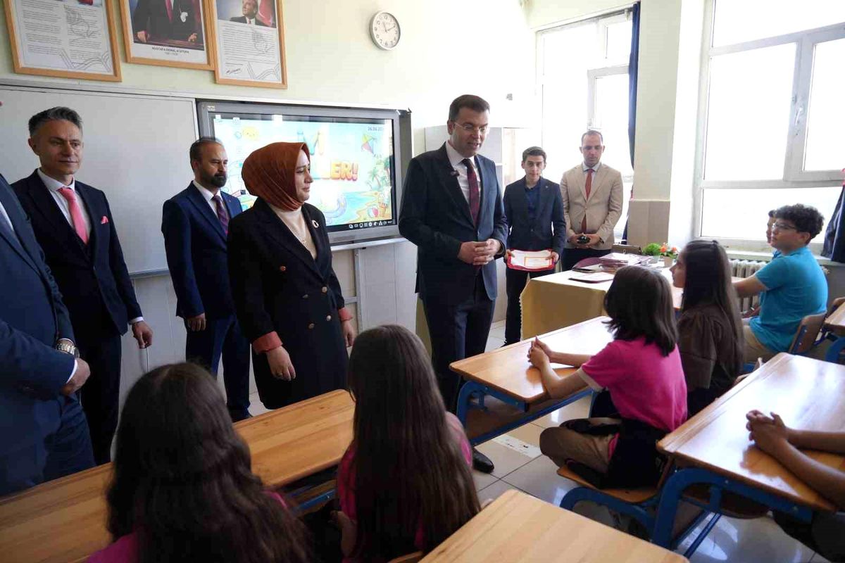 Niğde'de 67 bin 811 öğrenci karne heyecanı yaşadı
