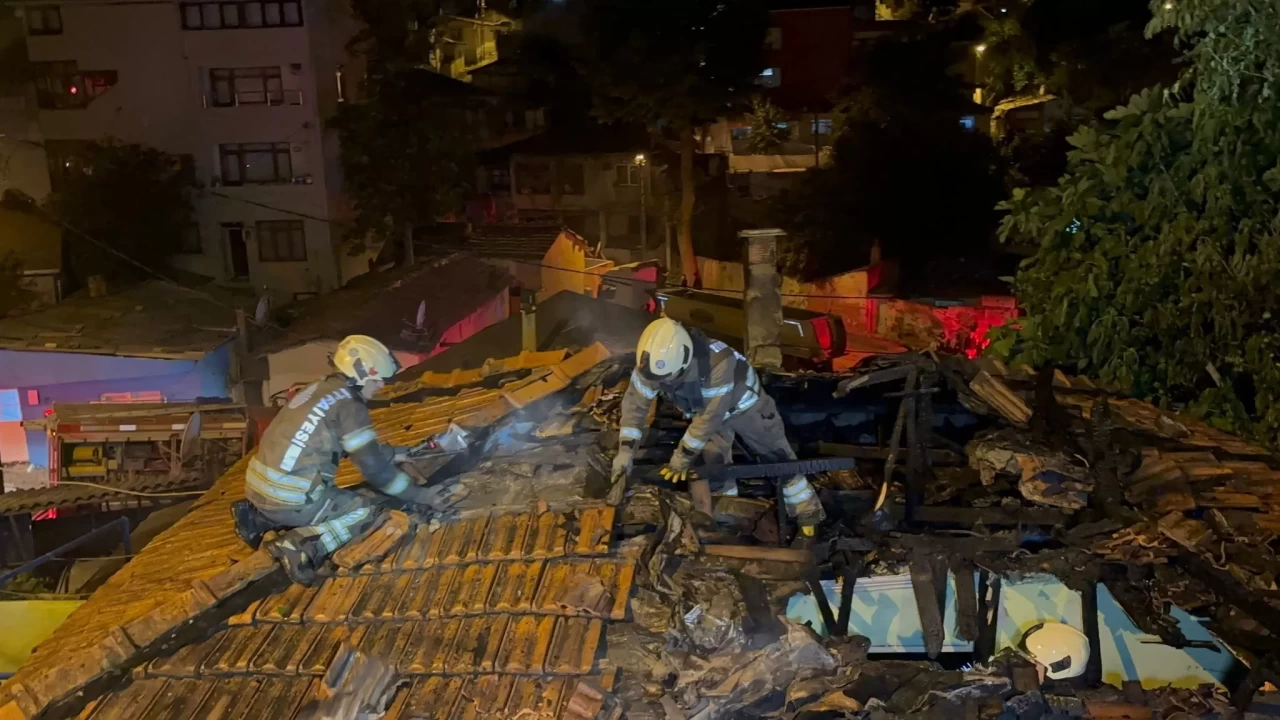 Gaziosmanpaşa’da gece yarısı korkutan yangın! 3 gecekondu alevlere teslim oldu