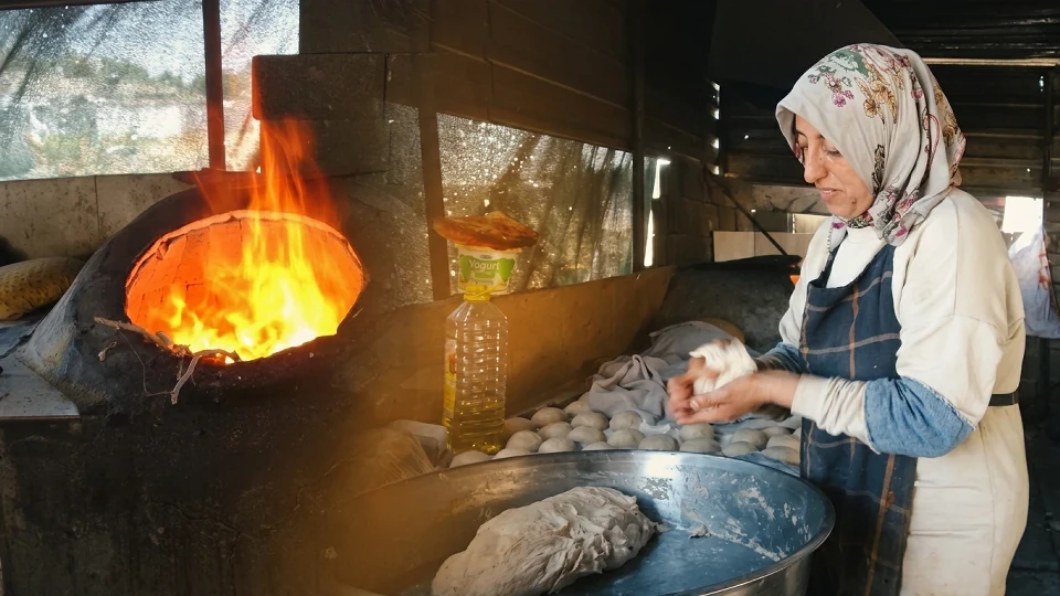 Hatay'da ekmek parasını ateşten çıkarıyorlar: Dışarısı 35 dereceyken onlar tandır başında 100 dereceye direniyor