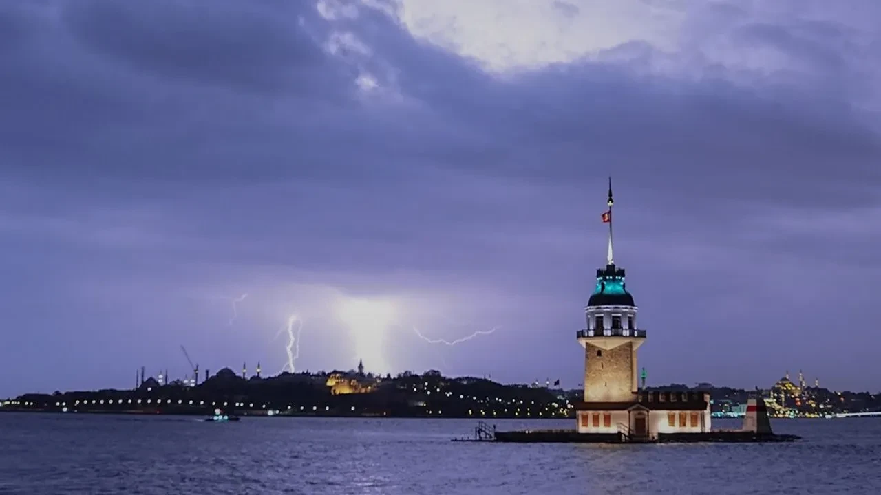İstanbul için saat verildi! AKOM paylaştı: Kara bulutlar geliyor