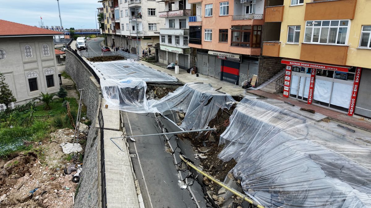 Rize'de Yurt İnşaatı Temel Kazısı Sırasında Yol Çöktü