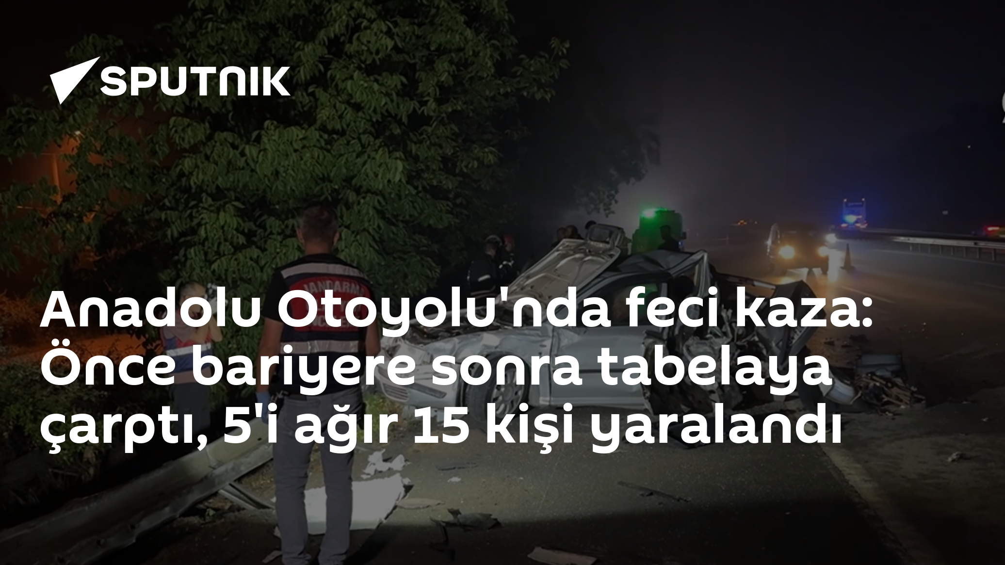 Anadolu Otoyolu'nda feci kaza: Önce bariyere sonra tabelaya çarptı, 5'i ağır 15 kişi yaralandı