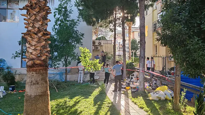 İzmir’de asma iskele devrildi: 3 işçi yaralandı