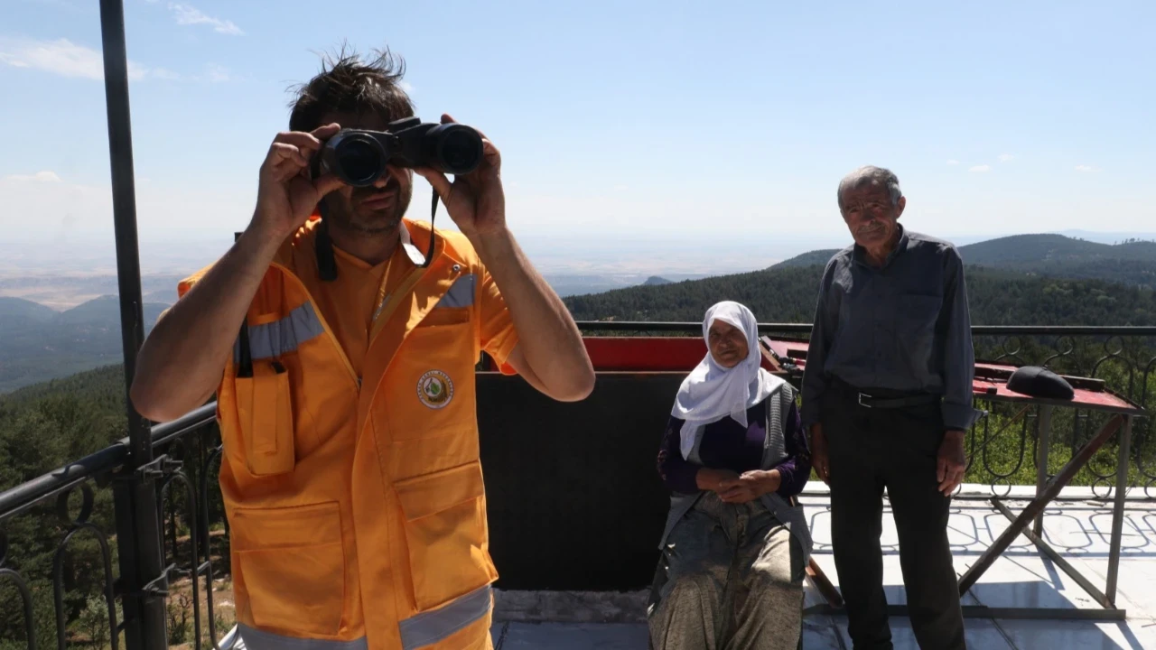 Kulede doğdu, bugün aynı kulede ormanları koruyor