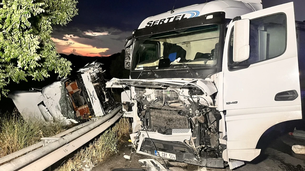 Yağışlı yolda iki TIR çarpıştı: Yol kapandı, 2 şoför yaralandı