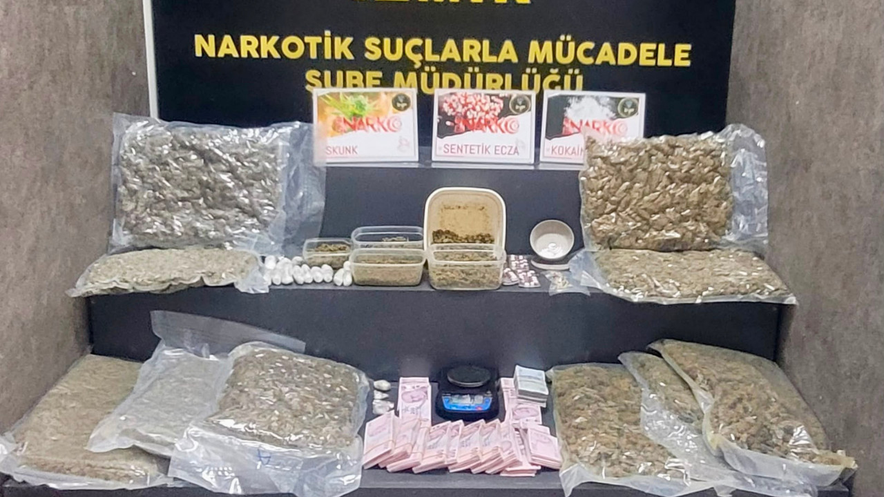 İzmir'de çok miktarda uyuşturucu sokak satıcılarına dağıtılmadan ele geçirildi